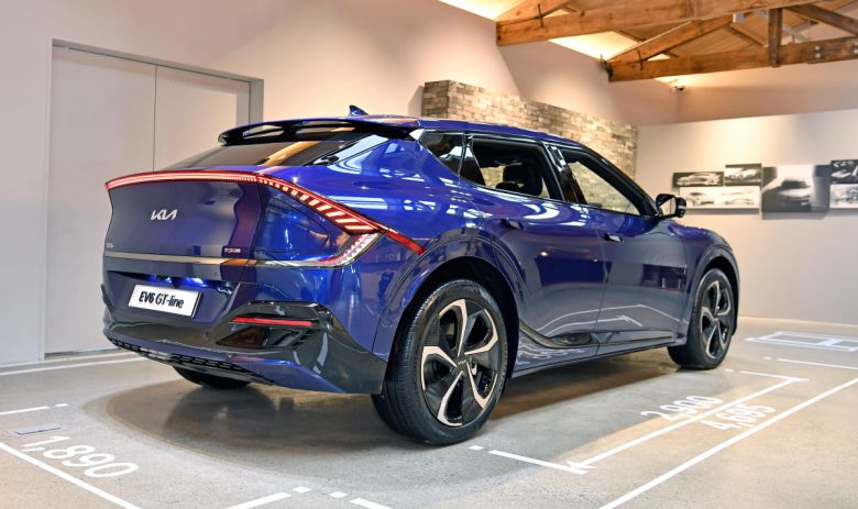 뒷유리에는 와이퍼가 없는 대신 공력을 이용해 물방울을 제거하는 기능이 더해졌다. (사진제공=기아)