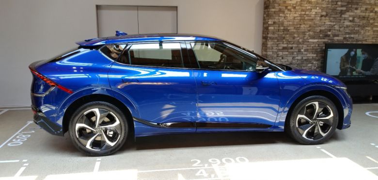 기아 EV6 GT라인. 길이(전장)가 4695㎜로 스탠다드 모델보다 더 길다. (유창욱 기자 woogi@)