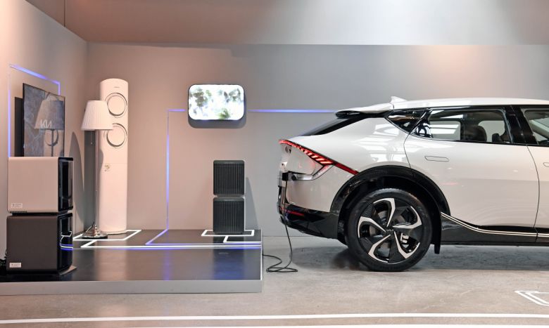 EV6의 V2L 기능은 일반 가정의 시간당 평균 전기 소비량인 3kW보다 높은 3.6kW의 소비전력을 제공한다. 55인치 TV 70대를 동시에 작동할 수 있는 전력이다. (사진제공=기아)