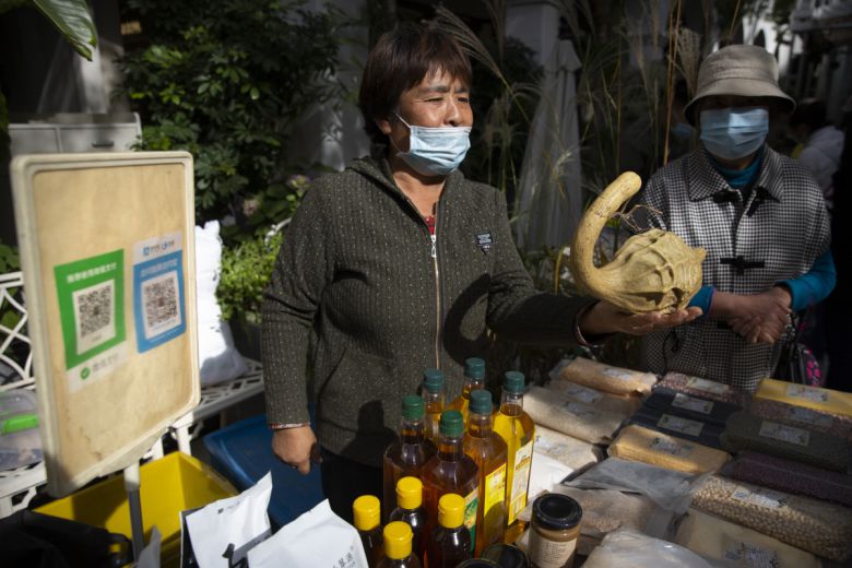 중국 베이징의 한 노점에 알리페이와 위챗페이 QR코드가 표시된 간판이 세워져 있다. 베이징/AP뉴시스