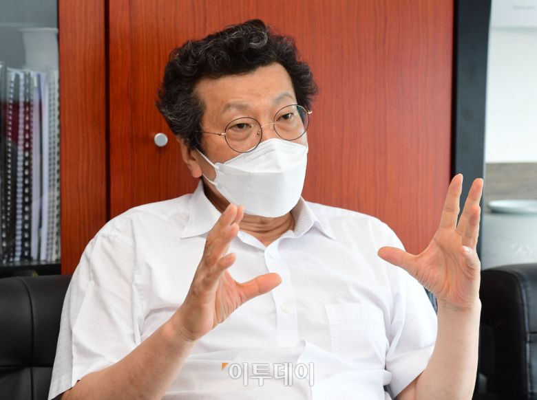 강영권 에디슨모터스 회장이 이달 9일 서울 영등포구 사무실에서 이투데이와 인터뷰를 하고 있다. (고이란 기자 photoeran@)