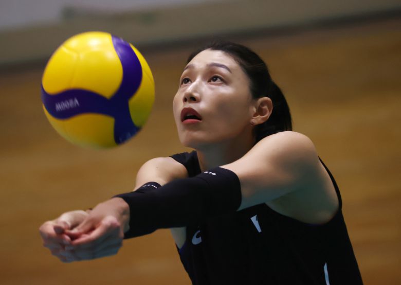 5일 오후 일본 시오하마시민체육관에서 열린 도쿄올림픽 대한민국 배구 국가대표팀 훈련에서 김연경이 집중하고 있다.(연합뉴스)