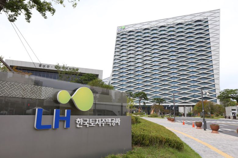 한국토지주택공사(LH) 조직 개편 방안이 수개월에 걸친 당정 협의에도 실마리를 찾지 못하고 있다. LH 진주 본사 전경.(사진제공=한국토지주택공사(LH))