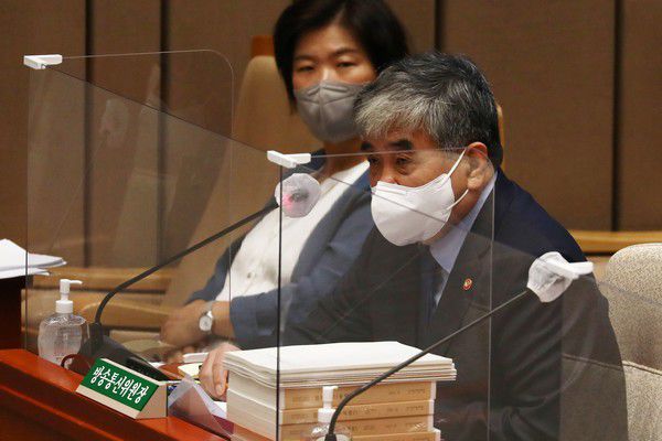 한상혁 방송통신위원회 위원장이 8일 서울 여의도 국회에서 열린 예산결산특별위원회 전체회의에서 의원 질의에 답변하고 있다.(연합뉴스)