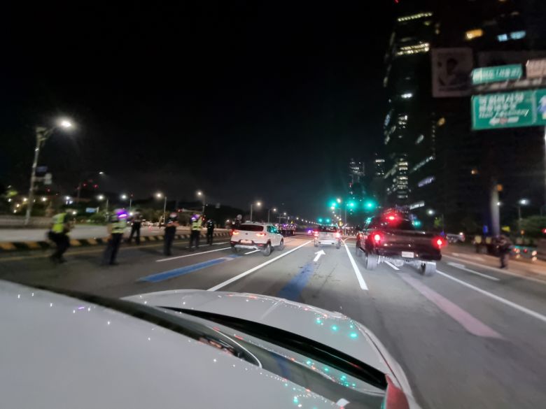 9일 서울 영등포구 여의대로에서 자영업자들이 비상등을 켜고 규제 중심의 정부 방역 정책에 반대하는 차량시위를 벌이고 있다.(심민규 기자 wildboar@)