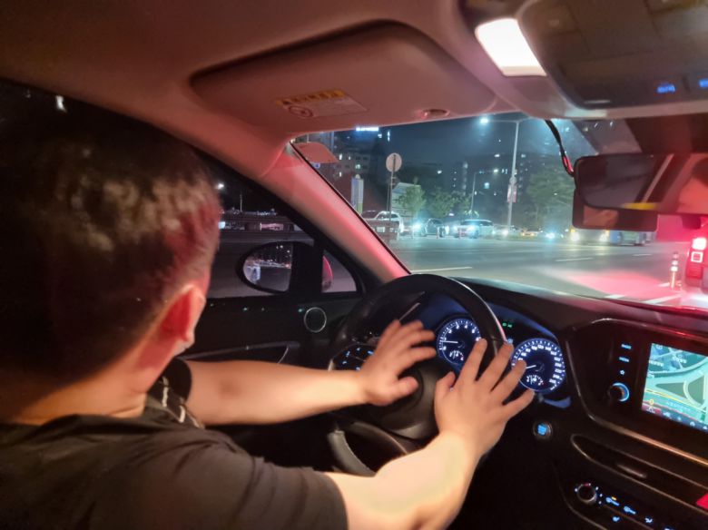 9일 오전 1시 10분쯤 서울교에서 경기도 의정부시 민락동에서 PC방을 운영하는 이진효(35)씨가 전국동시차량시위 참여해 SOS 신호로 경적을 울리고 있다.(심민규 기자 wildboar@)