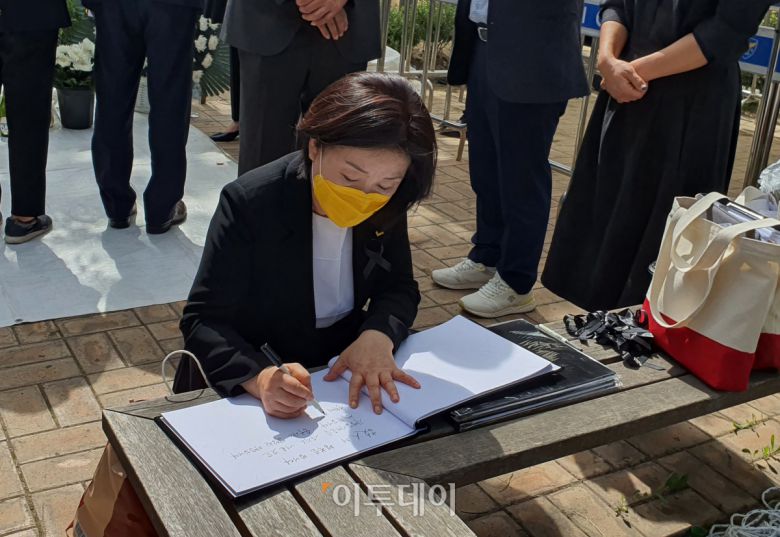 심상정 정의당 의원이 17일 오전 서울 여의도 국회 앞에 마련된 자영업자 합동 분향소를 찾아 방명록을 남기고 있다. (유혜림 기자 wiseforest@)