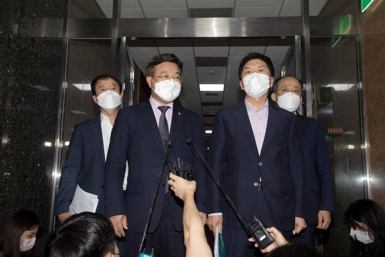 윤호중 더불어민주당 원내대표, 김기현 국민의힘 원내대표가 27일 서울 여의도 국회에서 박병석 국회의장 주재 여야 원내대표 회동을 마치고 취재진 질문에 답변하고 있다. (공동취재사진)