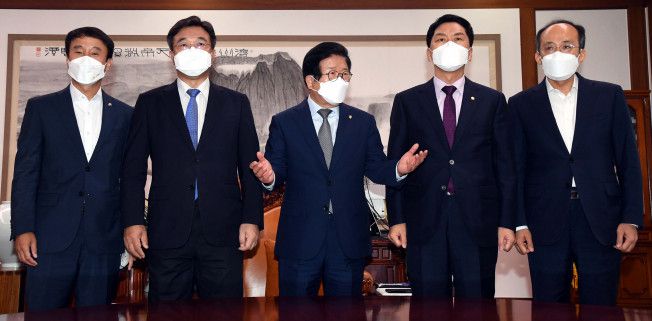 여야 원내대표가 29일 국회 의장실에서 열린 국회의장 주재 언론중재법 관련 회동에서 기념촬영을 하고 있다. (사진 제공=연합뉴스 )