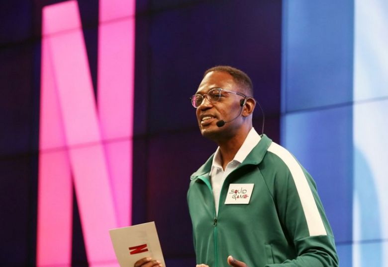 딘 가필드 넷플릭스 정책총괄 부사장이 4일 열린 ‘넷플릭스 미디어 오픈 토크’에서 ‘오징어게임’ 참가자 복장을 한 모습./ 사진= 연합뉴스