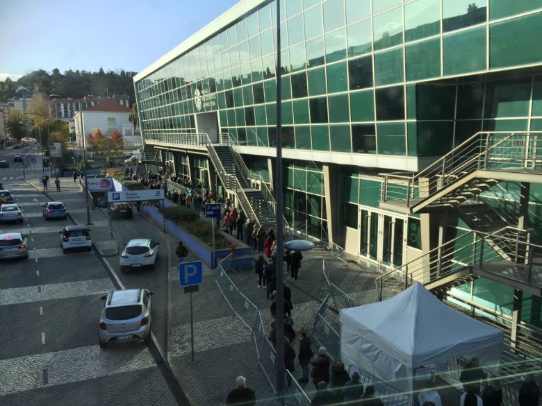 고령자들이 27일 포르투갈 중부도시 코임브라의 알마쇼핑센터 맞은편에 있는 백신접종센터 앞에서 신종 코로나바이러스 감염증(코로나19) 부스터샷(백신 3차 접종)을 맞기 위해 길게 줄을 서 있다.