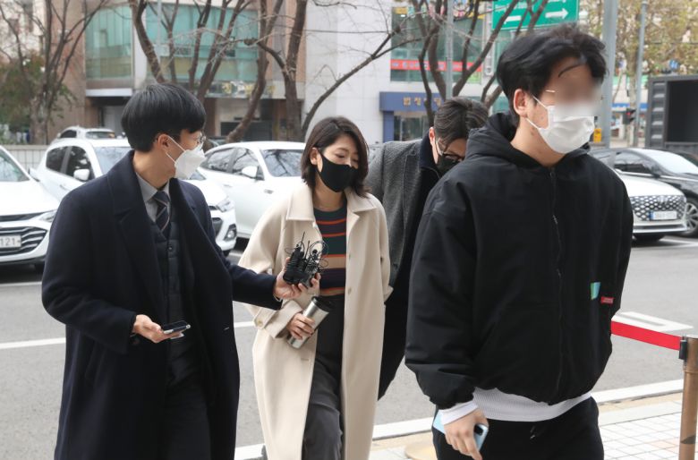 9일 권남희 머지플러스 대표와 동생 권보군 최고운영책임자가 구속 전 피의자 심문을 받기 위해 서울남부지방법원으로 출석하고 있다.