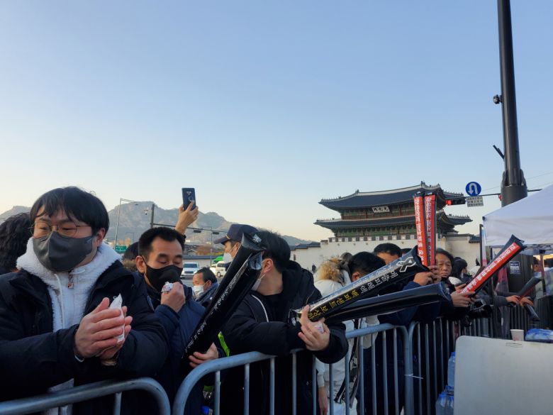 22일 오후 서울 광화문 시민열린마당에서 열린 자영업자 총궐기 집회장에 입장하지 못한 시민들이 펜스에 매달려 있다.