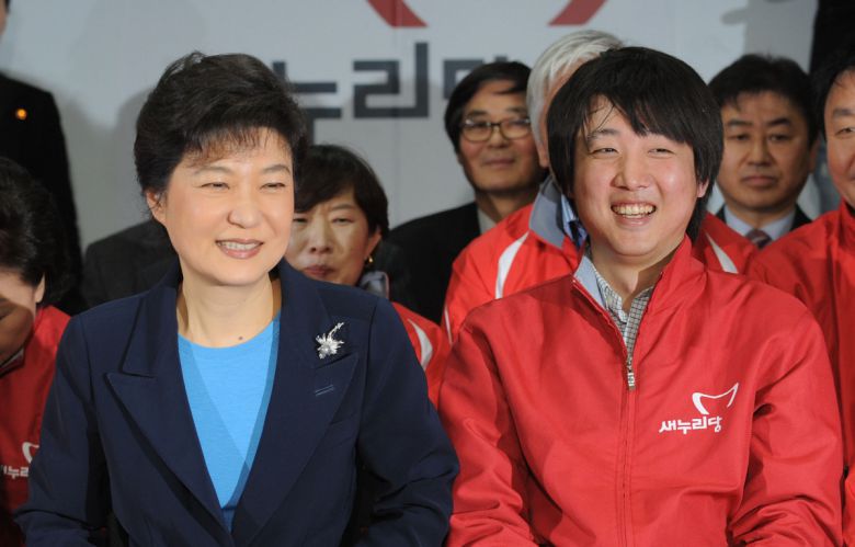 제19대 국회의원 선거가 종료된 11일 오후 서울 여의도 새누리당(국민의힘) 당사 종합상황실에서 박근혜 선거대책위원장과 이준석 비상대책위원이 웃고 있다. (뉴시스)