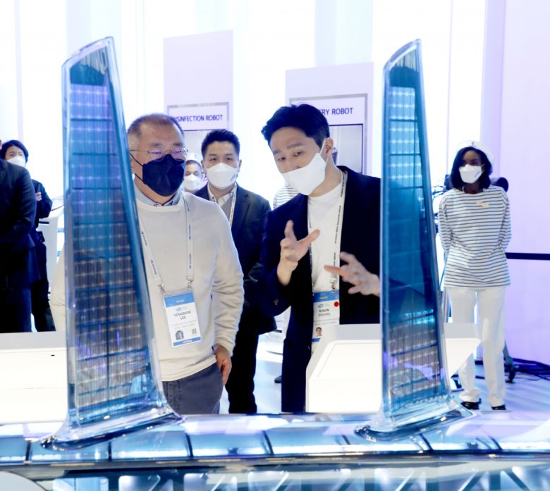 5일(현지시간) 미국 라스베이거스에서 열린 CES 2022 기자간담회 이후 정기선 현대중공업지주 대표가 정의선 현대차그룹회장과 얘기나누고 있다.