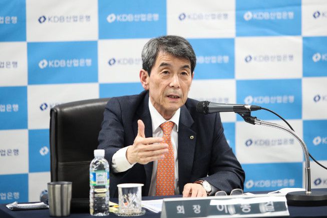 이동걸 산업은행 회장이 작년 11월 30일 열린 비대면 기자간담회에서 발언하고 있다.