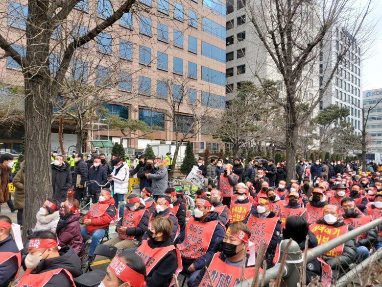 25일 서울 여의도 국회 인근에서 코로나피해자영업총연합(이하 코자총)이 연 ‘분노와 저항의 299인 릴레이 삭발식’이 진행되고 있다.