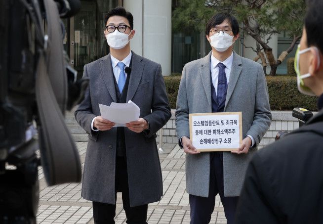 '오스템임플란트 횡령' 피해주주들 집단소송 나서    (서울=연합뉴스) 한종찬 기자 = 오스템임플란트 횡령사고 피해주주들의 소송을 대리하는 법무법인 오킴스의 엄태섭 변호사(왼쪽)가 26일 오전 서울 서초동 중앙지법 앞에서 취재진 질문에 답하고 있다. 이날 엄 변호사는 "오스템임플란트 및 그 임원들, 대주주를 상대로 자본시장법상 책임을, 회계법인을 상대로 외감법상 책임을 묻는 소송을 제기한다"고 밝혔다. 2022.1.26    saba@yna.co.kr/2022-01-26 11:37:23/<저작권자 ⓒ 1980-2022 ㈜연합뉴스. 무단 전재 재배포 금지.>