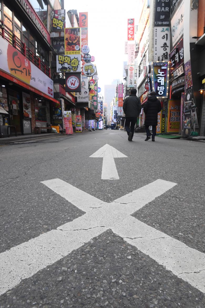 서울 종로구 종각 인근에서 시민들이 발걸음을 옮기고 있다. 조현호 기자 hyunho@