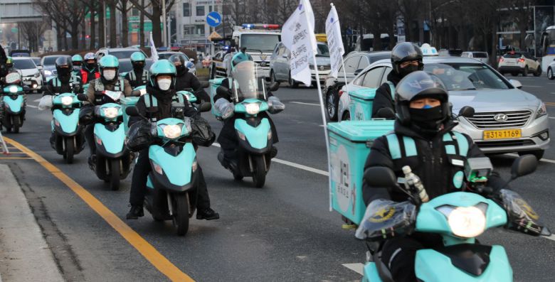 지난해 12월  23일 오후 서울 송파구 우아한형제들 본사 인근에서 열린 '배달의민족 임금교섭 승리 배달노동자 결의대회'에서 배달 노동자들이 배달료 인상을 촉구하며 행진을 하고 있다.