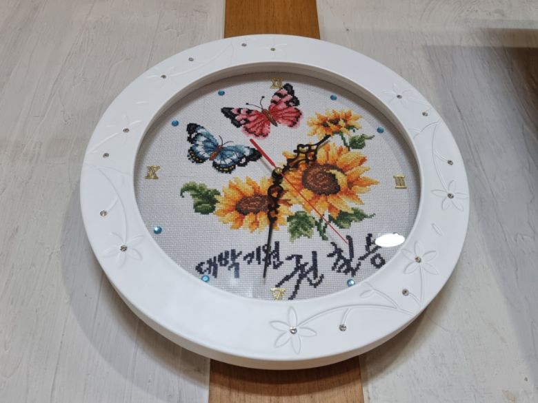 9일 권칠승 장관이 소상공인에게 전달한 해바라기 십자수 그림이 그려져 있는 시계가 가게 벽에 걸려 있다.
