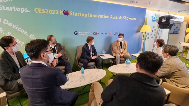 9일 권칠승 중소벤처기업부 장관(가운데)이 서울시 마포구에 위치한 드림스퀘어에서 국제전자제품박람회(CES) 2022 혁신상을 수상한 창업기업들과 간담회를 진행하고 있다.