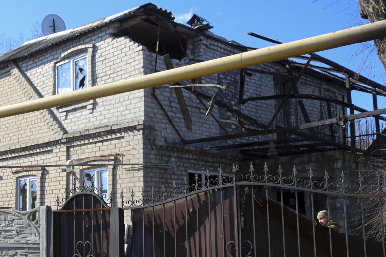 친러시아 반군이 통제하는 우크라이나 동부 도네츠크 지역의 한 주택이 20일(현지시간) 포격으로 파손돼 있다. 도네츠크/AP연합뉴스