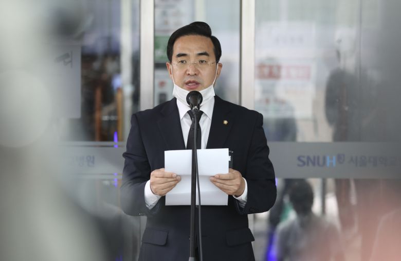 김용태 국민의힘 최고위원은 25일 페이스북을 통해 "여성 인권을 강조하면서 박지현 비대위원장을 뽑아놓고서 원내대표는 고 박원순 (전) 시장의 장례위원장을 지냈던 박홍근 의원을 선출한 민주당은 도대체 어떤 생각인가"라고 날세웠다.