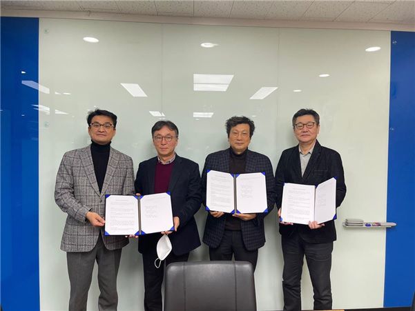 에디슨모터스 컨소시엄은 인수의향서 제출 단계에서 키스톤PE, KCGI 등 국내 사모펀드를 재무적 투자자로 확보했다. 그러나 이들이 차례로 투자 철회를 결정하자 자회사와 상장사 인수 등을 통해 인수자금 확보에 나서기도 했다. 사진은 지난달 열린 의료기기 제조업체인 유앤아이와 에디슨모터스 컨소시엄의 MOU 체결 모습.