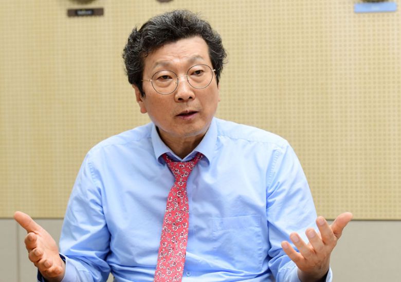 에디슨모터스 컨소시엄은 "재무적 투자자(FI)로 해외 완성차 회사와 접촉하는 등 추가 자금 확보를 준비 중"이라고 밝혔다. 그러나 본계약이 해제되면서 계약금 305억 원마저도 돌려받지 못할 상황에 처했다. 사진은 지난해 10월 에디슨모터스 서울사무소에서 이투데이와 인터뷰를 하고 있는 강영권 에디슨모터스 회장의 모습.