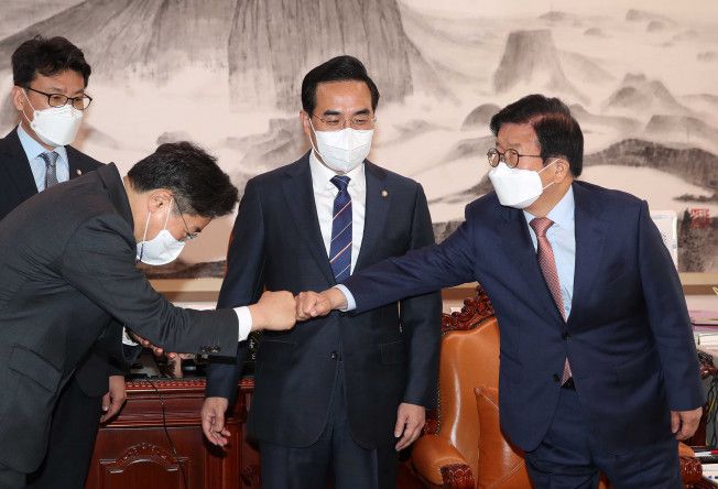 더불어민주당 박홍근 신임 원내대표(가운데)가 28일 서울 여의도 국회에서 박병석 국회의장(오른쪽)을 예방하며 박찬대 원내수석부대표를 소개하고 있다.