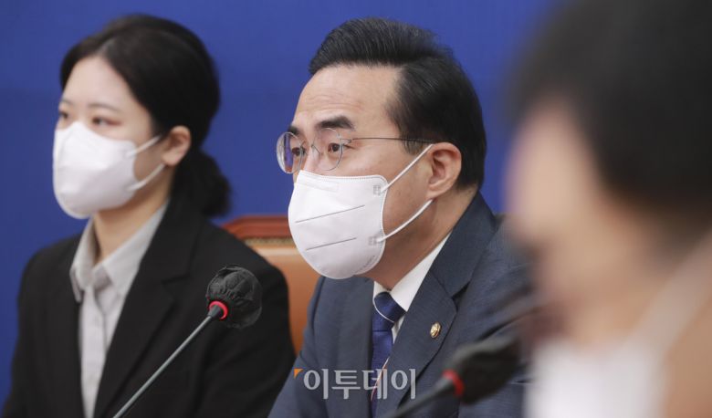 박홍근 더불어민주당 원내대표는 29일 대통령직인수위원회의 '임대차 3법'의 폐지·축소 검토 방침과 관련해 "올해 하반기에 접어들면서 계약 기간이 새롭게 갱신되는 상황에서 현장에서 어떤 문제가 발생할지 더 면밀히 살펴보겠다"고 말했다.