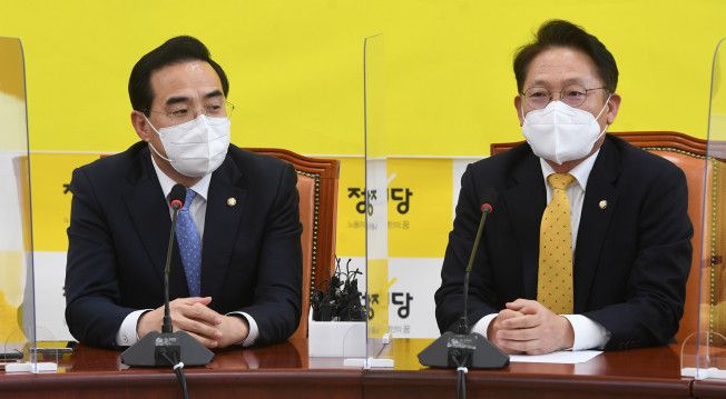 더불어민주당 박홍근 원내대표(왼쪽)가 29일 서울 여의도 국회에서 정의당 배진교 원내대표를 예방, 대화하고 있다.