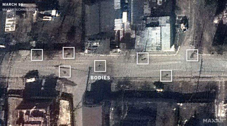 우크라이나 부차의 야블론스카 거리에 시신이 보인다. 3월 19일 촬영.