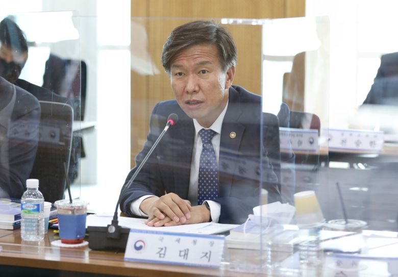 김대지 국세청장이 6일 판교테크노밸리에서 중소벤처기업 대표 등과 현장소통 간담회를 하고 있다.