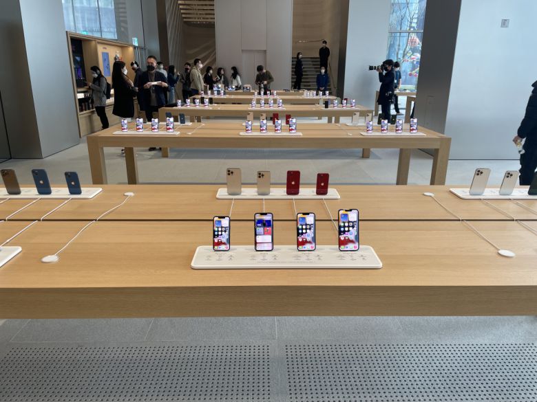 애플 명동에는 2층까지 제품 진열이 되어있다. 아이폰뿐 아니라 다양한 애플의 제품을 만날 수 있다.