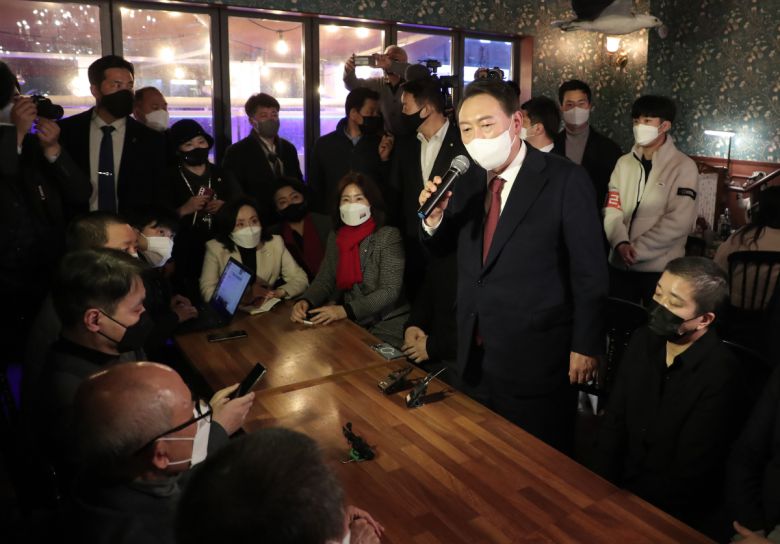 윤석열 대통령 당선인이 지난 2월28일 저녁 자영업자들과 서울 종로구 한 음식점에서 면담하는 모습.