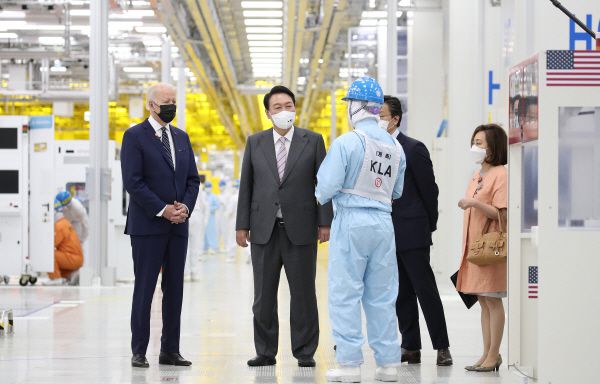 취임 후 한국을 첫 방문한 조 바이든 미국 대통령이 윤석열 대통령과 20일 오후 경기도 평택시 삼성전자 반도체공장을 시찰하고 있다.