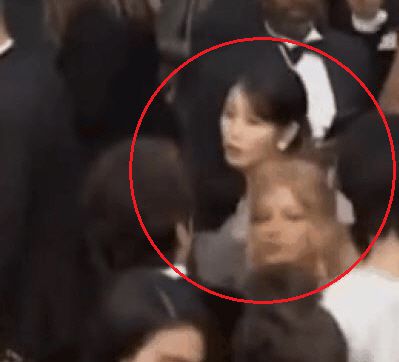 아이유가 프랑스 칸 국제영화제 레드카펫에서 프랑스 인플루언서에게 밀침을 당하고 있다. (출처=유튜브 칸 영화제 영상 캡처)