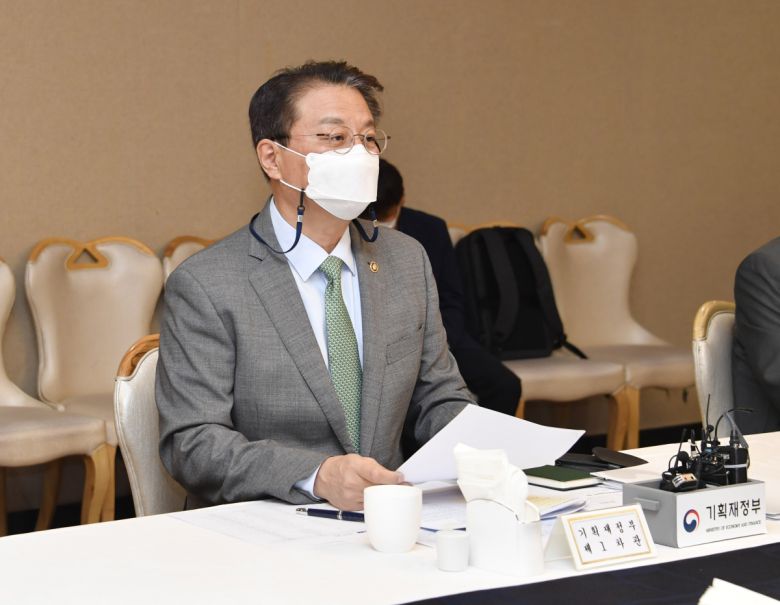 방기선 기획재정부 차관이 5월 26일 광화문 정부서울청사에서 열린 제2차 경제관계차관회의를 주재, 모두발언하고 있다.