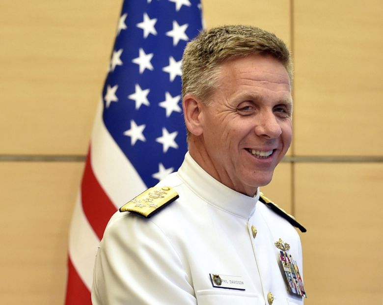 필 데이비슨 미국 인도-태평양 사령관이 2018년 6월 21일 일본에서 아베 신조 당시 총리와 만나고 있다. 도쿄/AP뉴시스