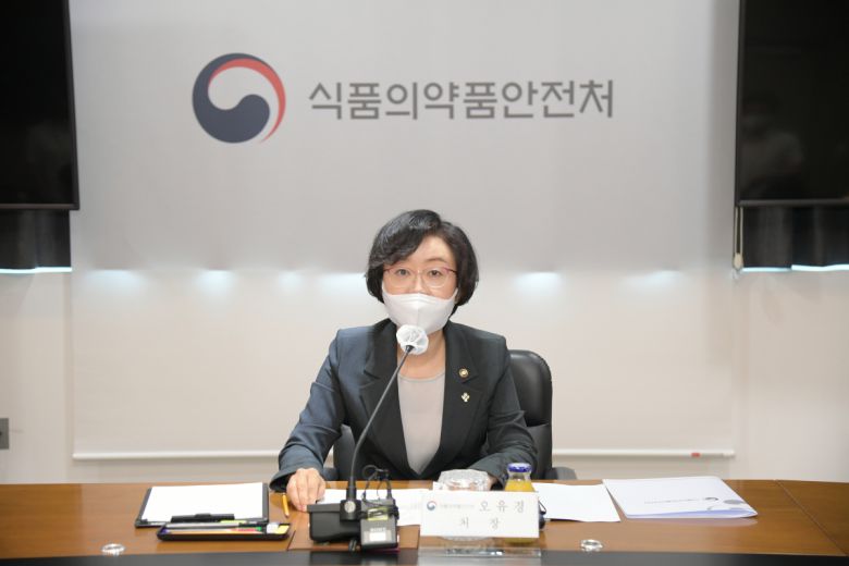 오유경 식약처장이 29일 오전 열린 SK바이오사이언스 코로나19 백신 최종점검위원회 회의에서 발언하고 있다.