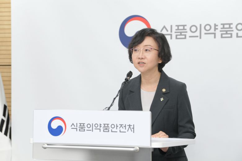 오유경 식품의약품안전처장이 '스카이코비원' 품목허가 소식을 발표하고 있다.