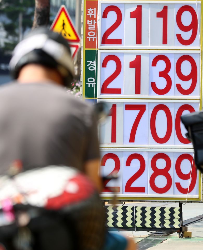 서울 시내의 한 주유소에 유가 정보가 표시되어 있다.(뉴시스)