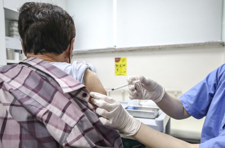 (뉴시스) 4월 14일 서울 은평구 청구성심병원을 찾은 어르신이 코로나19 화이자 4차 백신접종을 받고 있다.