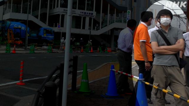 아베 신조 전 일본 총리가 8일(현지시간) 오전 총격을 당한 가운데, 용의자 남성이 현장에서 팔짱을 낀 채 아베 전 총리 연설을 기다리는 모습이 NHK 영상에 잡혔다. NHK 방송화면 캡처