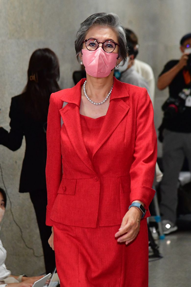 이양희 국민의힘 윤리위원장이 7일 오후 이준석 대표의 ‘성 상납 증거 인멸 교사’ 의혹에 대한 당 중앙윤리위원회의 심의·의결이 열리는 국회 대회의실로 들어서고 있다. (연합뉴스)