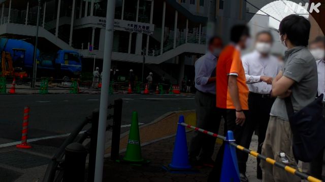 아베 신조 전 일본 총리가 8일(현지시간) 오전 총격을 당한 가운데, 용의자 남성이 현장에서 팔짱을 낀 채 아베 전 총리 연설을 기다리며 주변을 둘러보는 장면이 NHK 영상에 잡혔다. NHK 방송화면 캡처