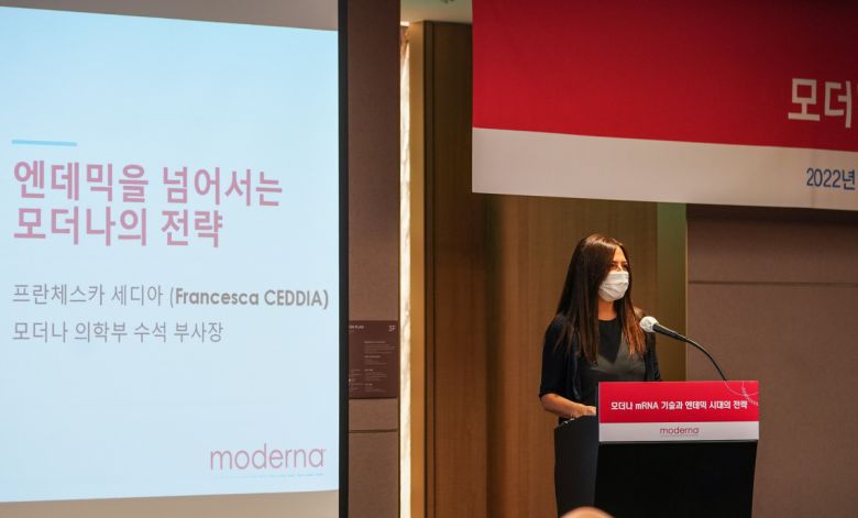 프란체스카 세디아 모더나 글로벌 의학부 수석부사장이 19일 오전 서울 서초구 JW메리어트 호텔에서 열린 기자간담회에서 발표하고 있다.
