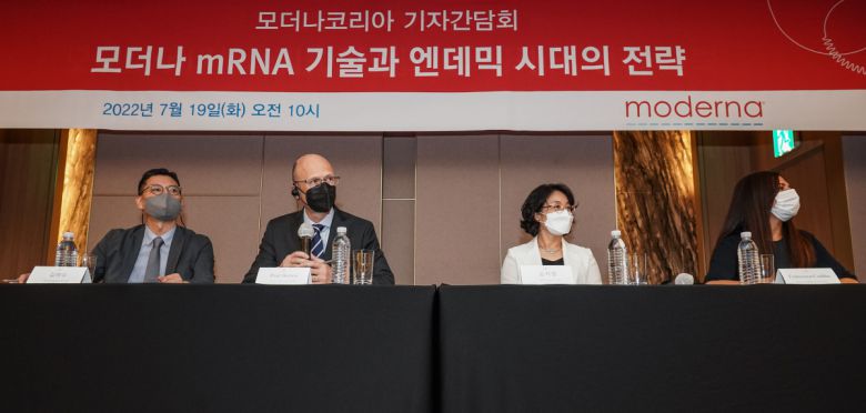 모더나는 19일 오전 서울 서초구 JW메리어트 호텔에서 '모더나 mRNA 기술과 엔데믹 시대의 전략'을 주제로 기자간담회를 개최했다. 왼쪽부터 김희수 모더나코리아 부사장, 폴 버튼 모더나 글로벌 최고의학책임자, 손지영 모더나코리아 대표, 프란체스카 세디아 모더나 글로벌 의학부 수석부사장.